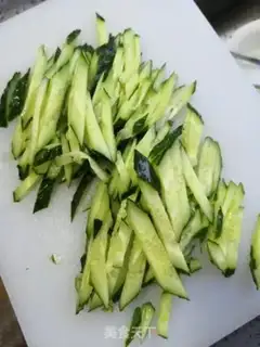 Make Wine dish -- cucumbers mixed with golden needle mushrooms step 3