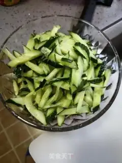 Make Wine dish -- cucumbers mixed with golden needle mushrooms step 4