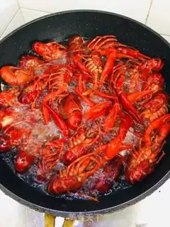Make Spicy lobster step 1