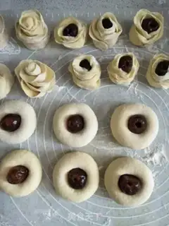 Make Corn-noodle date buns step 6
