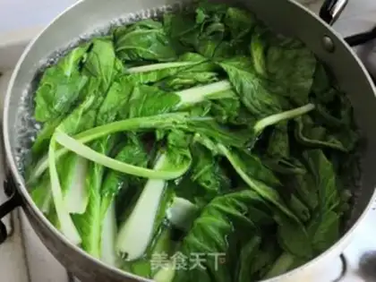 Make Pickles, potatoes, shrimp soup step 1