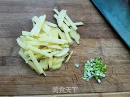 Make Pickles, potatoes, shrimp soup step 3