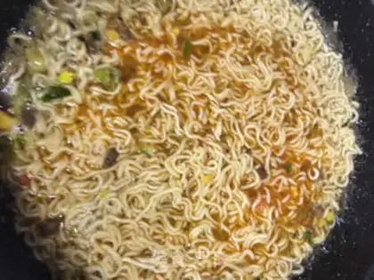 Make Quick-fried beef noodles step 4
