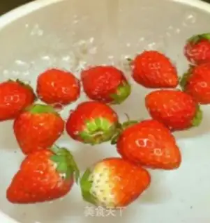 Make Strawberry shakes step 1
