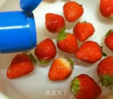 Make Strawberry shakes step 2