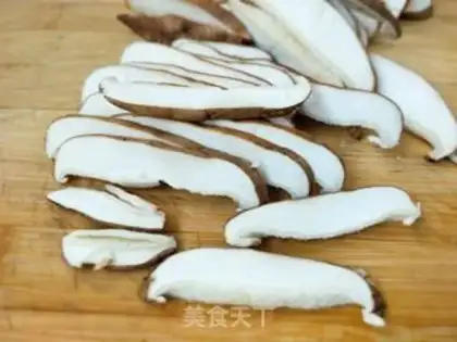 Make Soup of mushrooms and eggs step 1