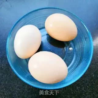 Make Tomato fried eggs step 1