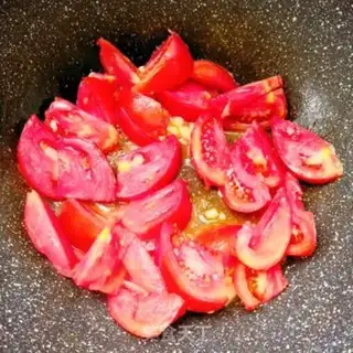 Make Tomato fried eggs step 8