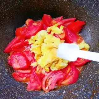 Make Tomato fried eggs step 9