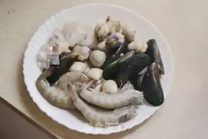 Make Spanish seafood step 1