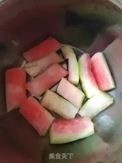 Make Picking sweet watermelon peels step 1