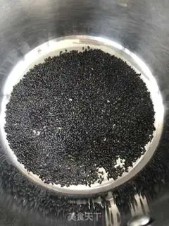 Make Black sesame roll step 3
