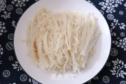 Make Soft-fried golden mushrooms step 1