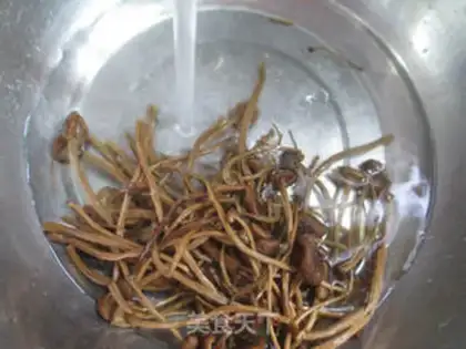 Make Tea, mushrooms and dried peppers step 1