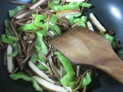 Make Tea, mushrooms and dried peppers step 4