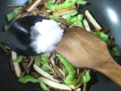 Make Tea, mushrooms and dried peppers step 5