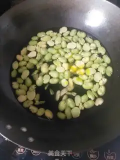 Make Scrambled eggs step 1