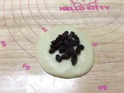 Make Mexican red bean bread step 9