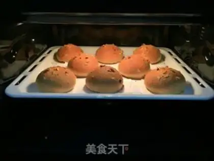 Make Mexican red bean bread step 15