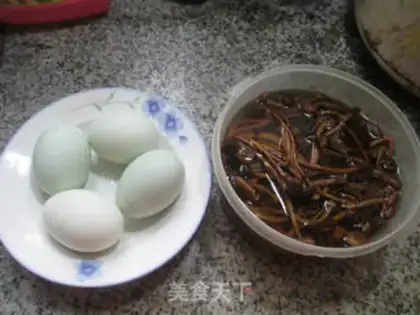 Make Tea mushroom fried eggs step 0