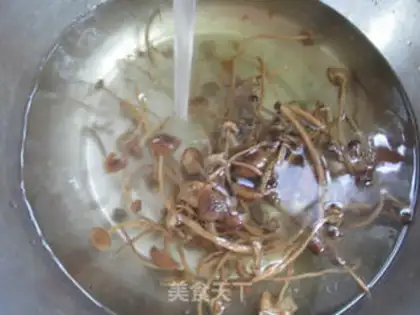 Make Tea mushroom fried eggs step 2