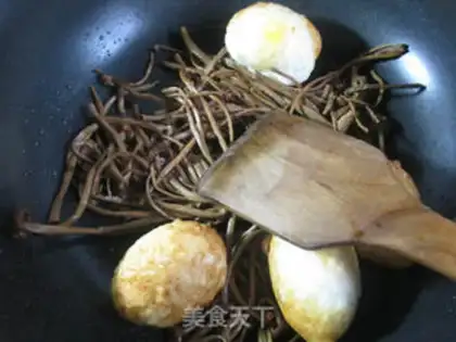 Make Tea mushroom fried eggs step 4