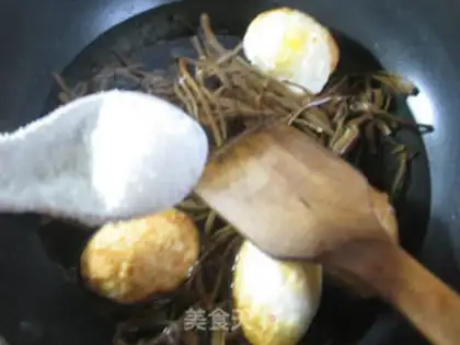 Make Tea mushroom fried eggs step 7