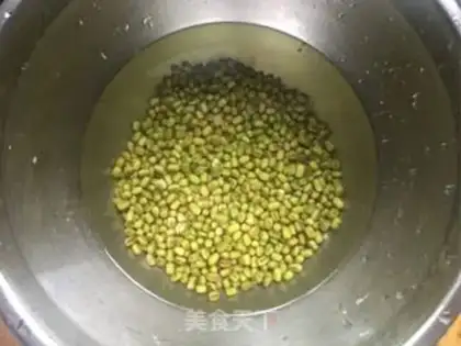 Make Pumpkin green bean soup step 0
