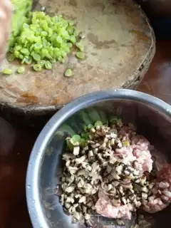 Make Four seasons of mushroom dumplings step 1