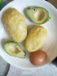 Make Eggs and potatoes and berries step 0