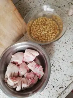 Make Red-hot pig hoof beans step 0