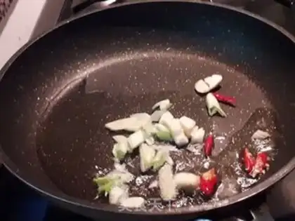 Make Garlic little fried intestines step 2