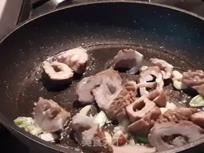 Make Garlic little fried intestines step 3