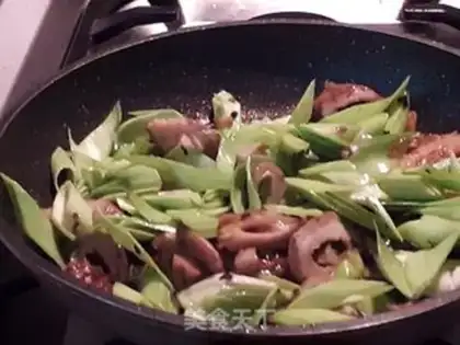 Make Garlic little fried intestines step 5