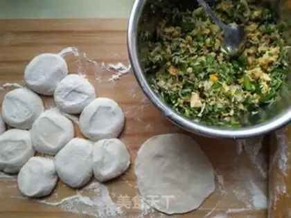 Make Fried buns with ice flowers step 14