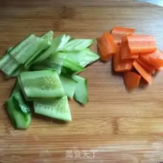 Make Cucumber carrot fried eggs step 1