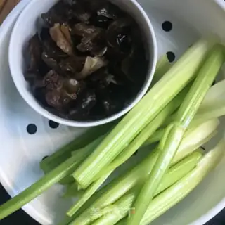 Make Celery fried wood step 0