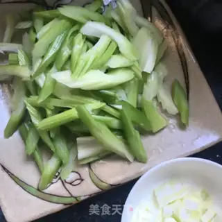 Make Celery fried wood step 1
