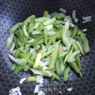 Make Celery fried wood step 3