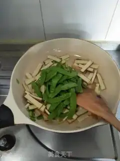 Make Sour chicken tofu fried Dutch beans step 6