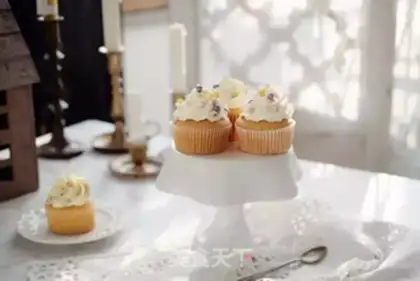 Make Pearl cupcakes step 12