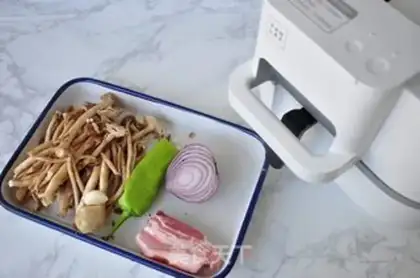 Make A dry pot of tea and mushrooms step 0