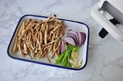 Make A dry pot of tea and mushrooms step 1