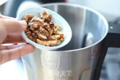 Make walnut soy step 1