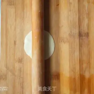 Make Onion ham roasted dumpling skin step 2