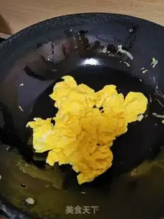 Make Tomato fried eggs step 1