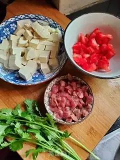 Make Tomato tofu beef soup step 0