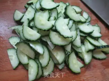 Make The cucumber fried duck eggs step 2