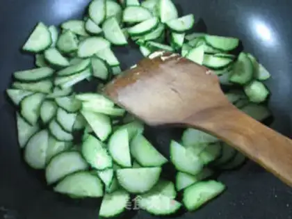 Make The cucumber fried duck eggs step 5