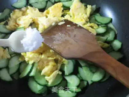 Make The cucumber fried duck eggs step 7